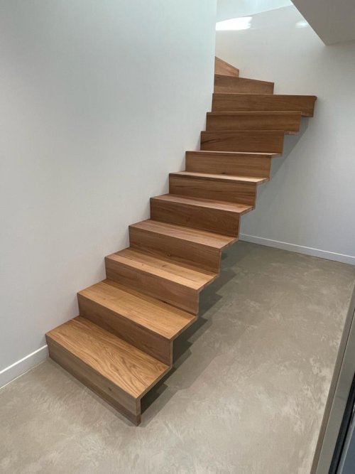 Conception, fabrication et pose d’un escalier avec double limon déporté à Pau (64)