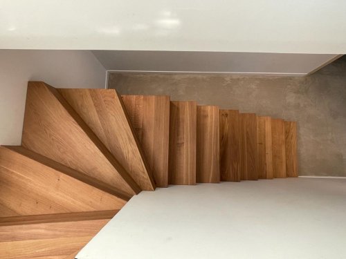 Fabrication d'un escalier intérieur sur mesure pour une maison sur la Côte Basque